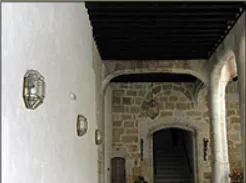 Patio central con galerías labradas