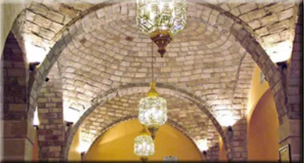 Claustro del hotel iluminado