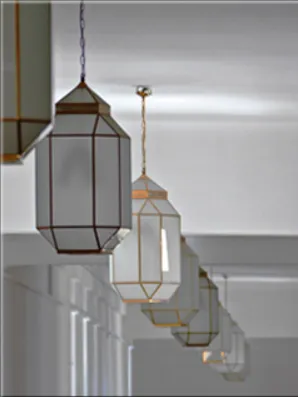 Pasillos y espacios comunes con iluminación renovada