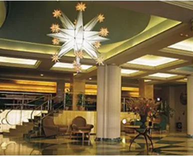 Lámpara central en recepción del Hotel San Antón