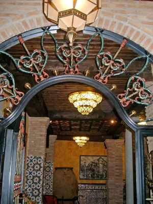 Faroles artesanales en el Hotel Casa de Reyes, Hostal Lima, Granada