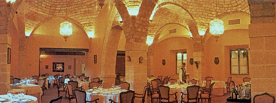 Iluminación artesanal en el comedor del Hotel Monasterio, Puerto de Santa María