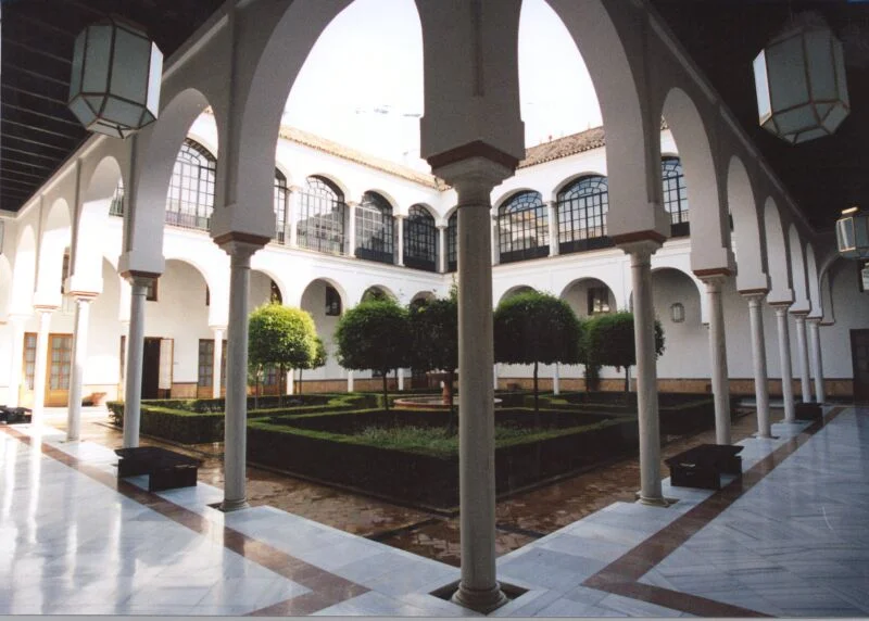 Faroles en el patio del Parlamento de Andalucía